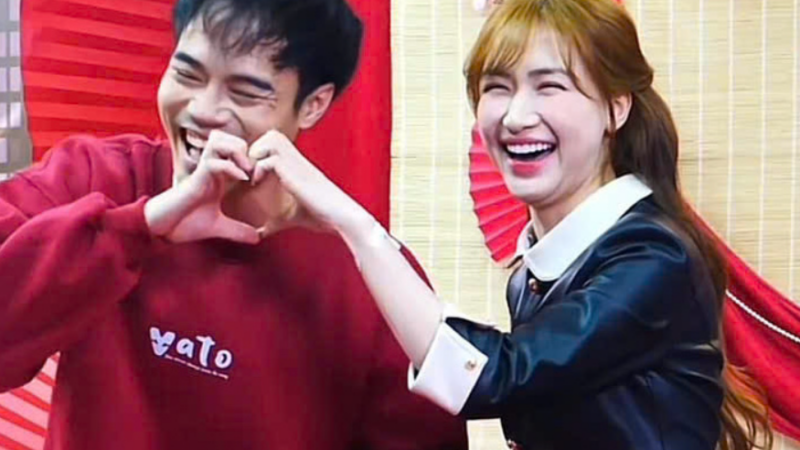 Rộ ảnh Hòa Minzy diện đồ đôi với cầu thủ Nguyễn Văn Toàn, cả 2 còn thể hiện hành động cực tình cảm: ‘Ủng hộ cặp đôi này đến với nhau’