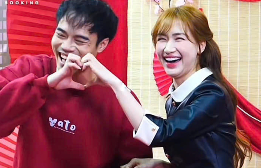 Rộ ảnh Hòa Minzy diện đồ đôi với cầu thủ Nguyễn Văn Toàn, cả 2 còn thể hiện hành động cực tình cảm: ‘Ủng hộ cặp đôi này đến với nhau’