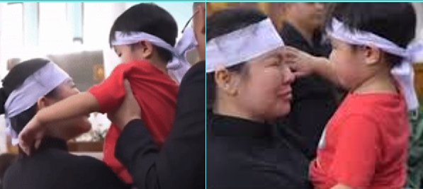 Con trai Quý Bình có hành động đặc biệt với mẹ trong t:ang lễ của cha, ai xem lại cũng phải nghẹn ngào: ‘Bé còn quá nhỏ, chưa hiểu được nỗi đ:au m:ất cha’