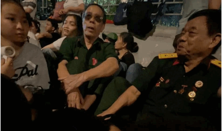 Cựu chiến binh nghẹn ngào sau vụ bị nam sinh x.ú.c p.h.ạ.m: ‘Bị đuổi như vậy tụi tôi tủi thân lắm… Có lẽ sẽ không còn cơ hội dự lễ này nữa đâu’