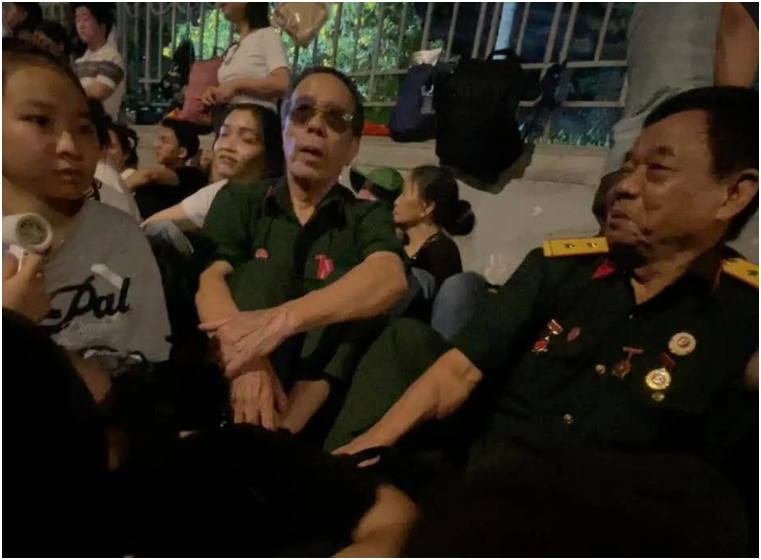 Cựu chiến binh nghẹn ngào sau vụ bị nam sinh x.ú.c p.h.ạ.m: ‘Bị đuổi như vậy tụi tôi tủi thân lắm… Có lẽ sẽ không còn cơ hội dự lễ này nữa đâu’