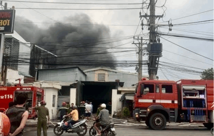 Ch:áy nghiêm trọng tại xưởng sản xuất hộp đựng cơm TP.HCM