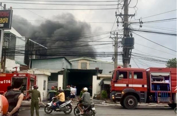 Ch:áy nghiêm trọng tại xưởng sản xuất hộp đựng cơm TP.HCM