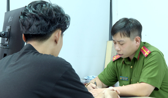 Rùng mình loạt kịch bản “b:ắt c:óc online”: Nữ sinh bị é::p c:ở::i hết đồ để “chứng minh vô tội”