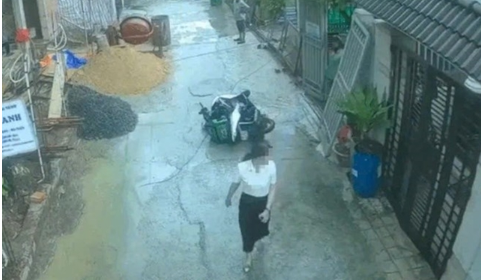 Kỳ lạ: Vụ nữ cán bộ đi ô tô xô đổ xe máy lên tiếng, nam shipper bất ngờ tuyên bố ‘tôi cũng không đúng’