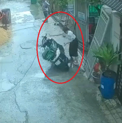 Rõ danh tính của người phụ nữ cố tình làm ngã xe của nam shipper gây bức xúc CĐM