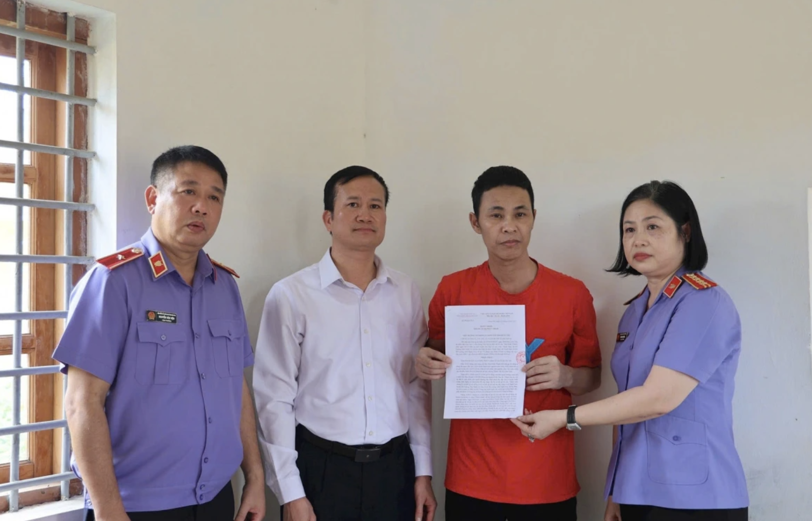 Vụ án “Gà lôi trắng”: Chưa rõ danh tính người bịt khẩu trang, chuyển tiền mua gà