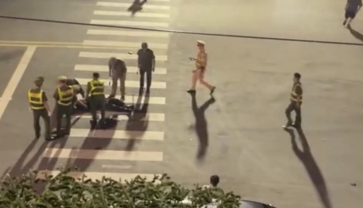 Rõ tình hình chiến sĩ CSCĐ bị tô:ng tr:ọng thư:ơng ở Nghi Tàm, 2 quái xế ‘thông chốt’ đường cấm là ai?