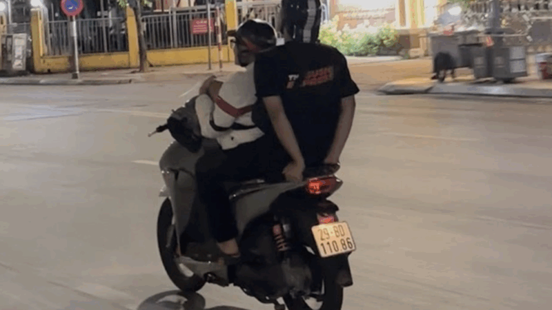 Xôn xao hình ảnh 2 thanh niên lái xe bằng chân, thái độ khiến nhiều người bức xúc