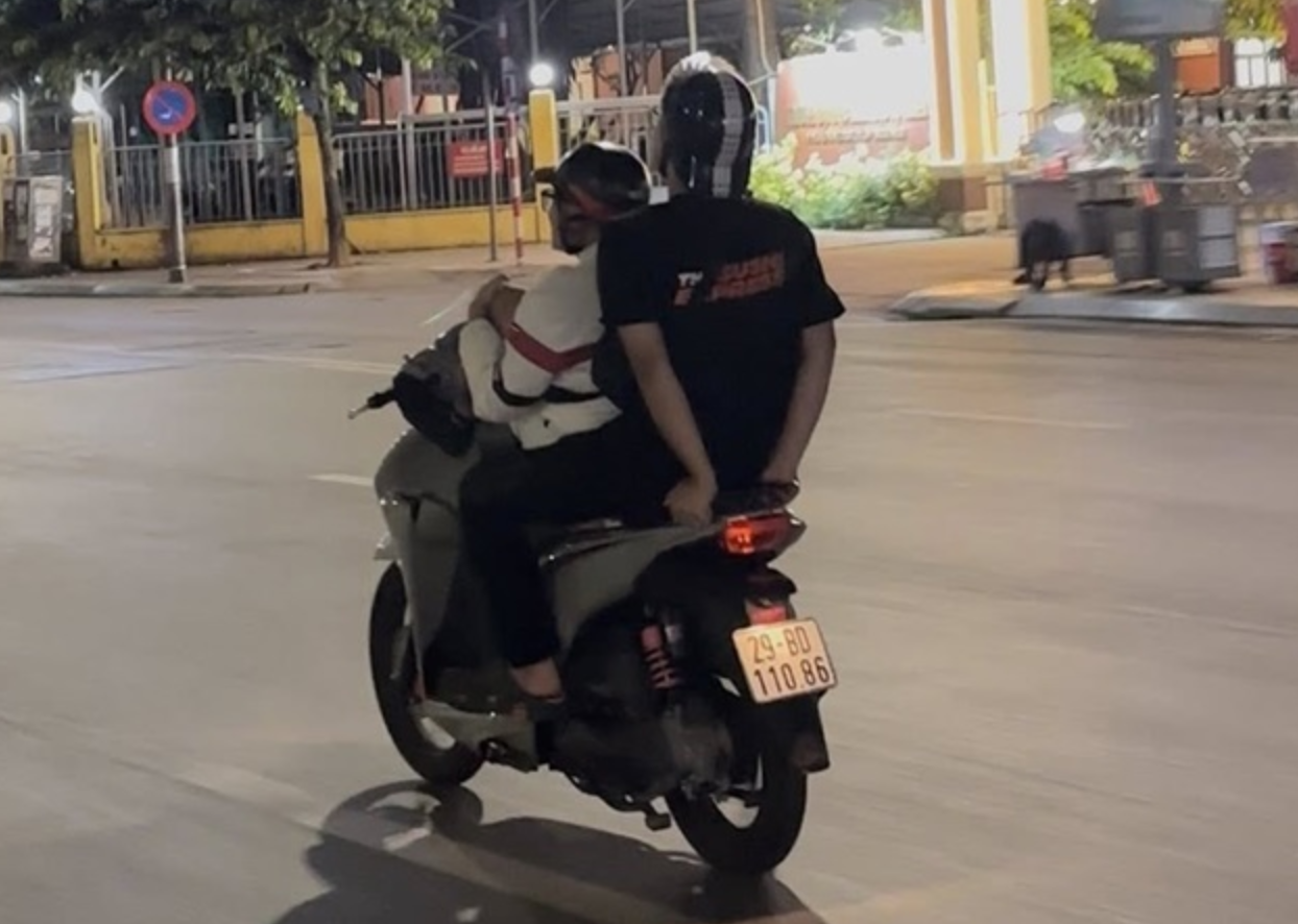 Xôn xao hình ảnh 2 thanh niên lái xe bằng chân, thái độ khiến nhiều người bức xúc