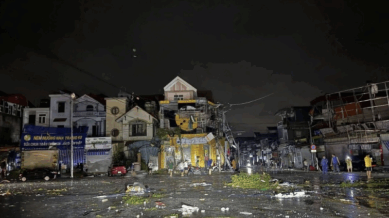 Lốc xoáy kinh hoàng chỉ 2 phút ở Ninh Bình: Nhà 3 tầng bị x:é to:ạc, 1 cụ bà thietmang