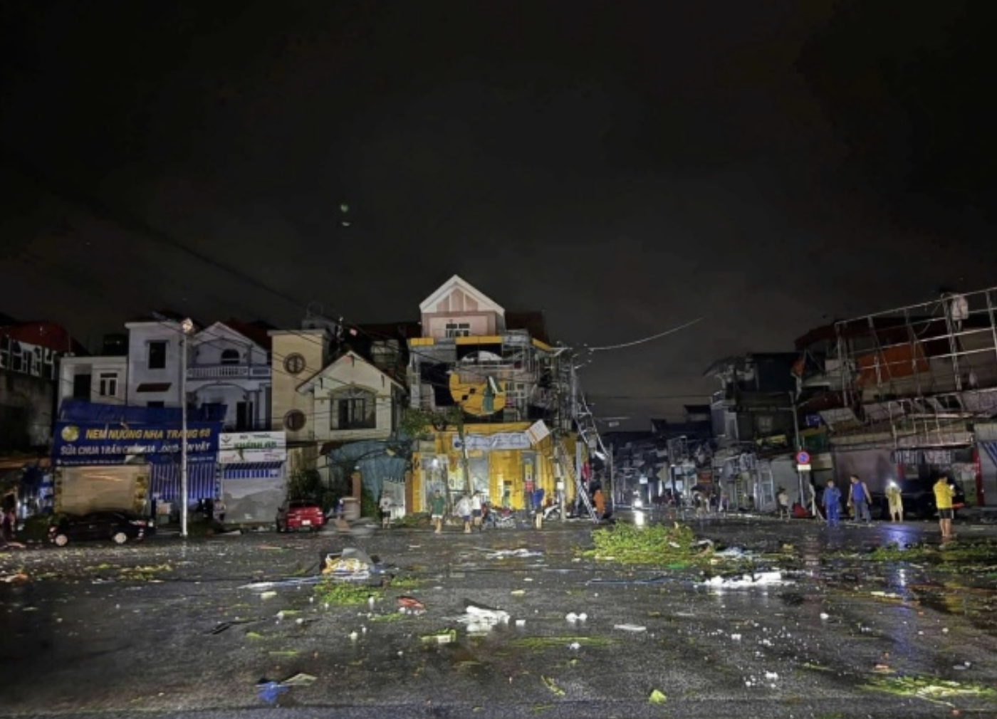 Lốc xoáy kinh hoàng chỉ 2 phút ở Ninh Bình: Nhà 3 tầng bị x:é to:ạc, 1 cụ bà thietmang