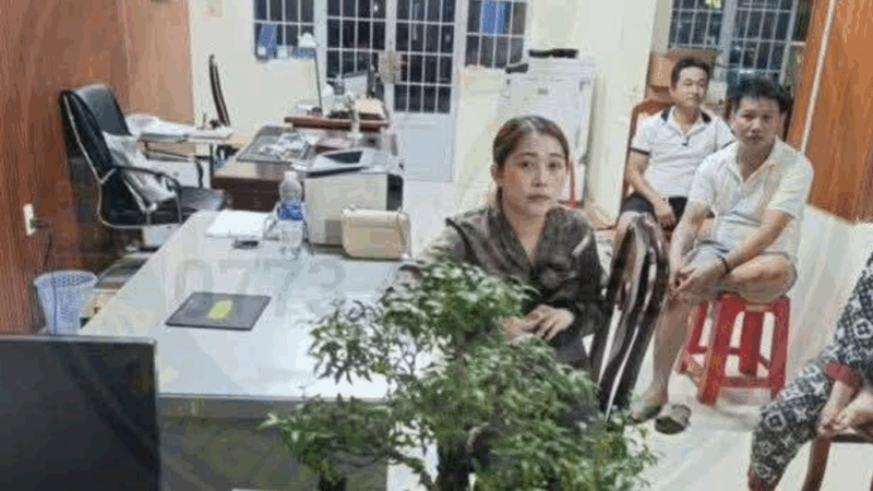 Rùng mình lời khai của người mẹ của thithe bé gái s:ơ si:nh không nguyên vẹn bị v:ứt ở đường, người mẹ có quá khứ bất ngờ