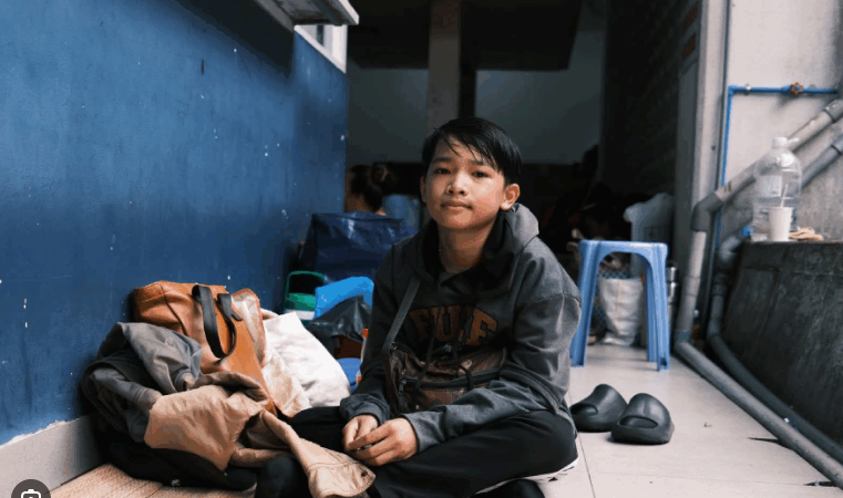 Xôn xao bé trai 12 tuổi ngủ hành lang bệnh viện Chợ Rẫy để chăm mẹ: Nhìn thấy mà thương