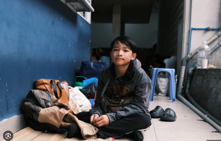 Xôn xao bé trai 12 tuổi ngủ hành lang bệnh viện Chợ Rẫy để chăm mẹ: Nhìn thấy mà thương