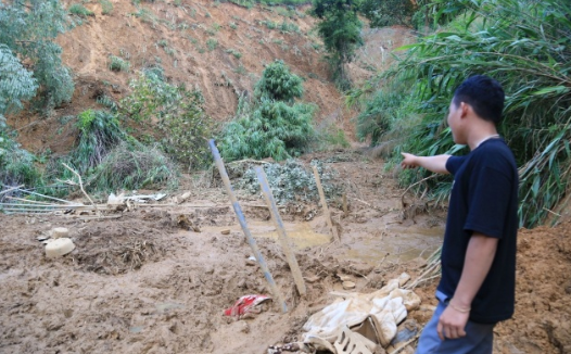 Bố tay không đào bới tìm 3 đứa con bị bùn đất ch:ôn v:ùi, câu nói cuối của trẻ thơ khiến mẹ day dứt