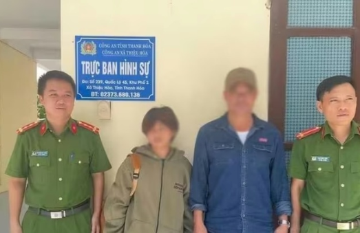 Bé gái 13 tuổi bỏ nhà đi làm tiếp viên quán karaoke, phát hiện lời dụ dỗ cực hấp dẫn từ người bạn bí ẩn