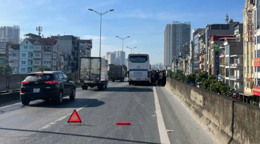 Truy tìm người đàn ông rút chìa khoá xe rồi bỏ đi khiến 40 khách phơi nắng giữa cao tốc