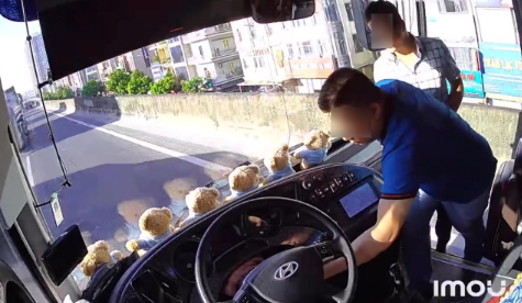 Cơ quan chức năng vào cuộc vụ người đàn ông rút chìa khóa xe khách để hàng chục người phơi nắng cả tiếng đồng hồ