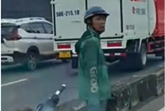 Lời khai quá khó chấp nhận của đối tượng mặc áo Grab khi đ:ậ:p kính xe tải, qu:á:nh người ở TP.HCM