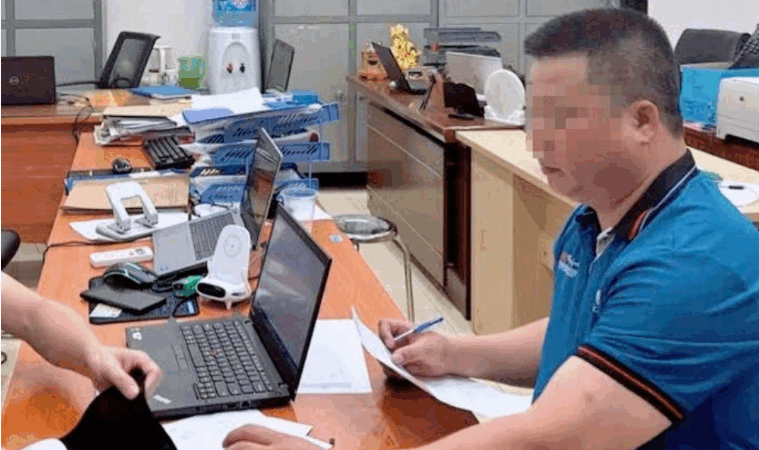 Rõ mức phạt cho người đàn ông rút chìa khóa xe khách rồi bỏ đi ở Hà Nội