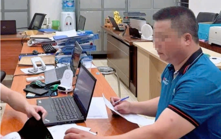 Rõ mức phạt cho người đàn ông rút chìa khóa xe khách rồi bỏ đi ở Hà Nội