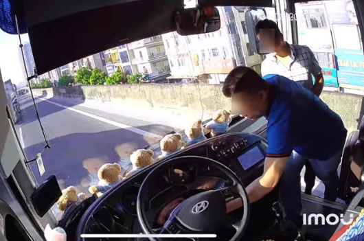 Tài xế ngang ngược rút chìa khóa xe khách, bỏ hàng chục người phơi nắng trên đường: “Bị xử lý vì tội gì?”