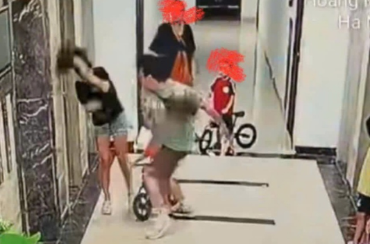 Quá bức xúc: Cô gái trẻ bị hanhhung d:ã m:an ngay sảnh chung cư, camara ghi lại chi tiết phẫn nộ