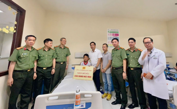 Tuyệt vời: Bé trai 10 tuổi may mắn sống sót trong vụ lật tàu ở Vịnh Hạ Long đã được xuất viện