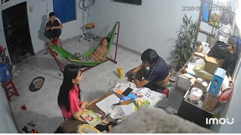 Rộ lý do anh trai c:ầm ghế đ*á:nh em gái d:ã m:an trước mặt mẹ, công an nói gì?