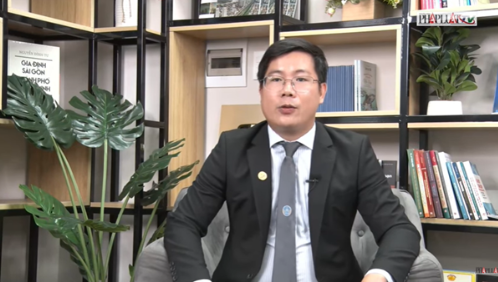 Vợ Đặng Chí Thành gọi chồng xuống đ*á:nh người, vô cảm đứng nhìn, có phải là đồng phạm và có bị xử lý?