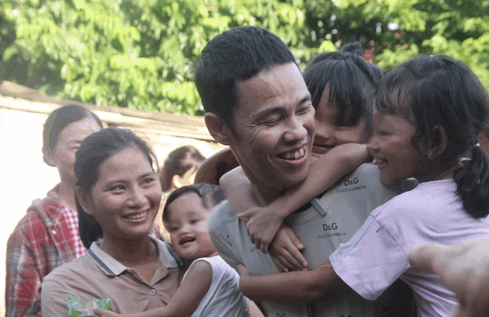 Vụ “gà lôi trắng”: Anh Thái Khắc Thành xúc động trở về nhà trùng phùng vợ con, người thân