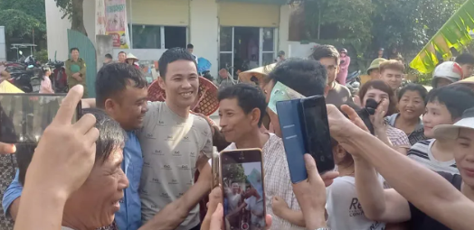 Xúc động cảnh mẹ con bị cáo vụ nuôi 13 con gà lôi trắng bị 6 năm tù ôm nhau khóc tại quê nhà Nghệ An