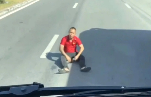 Nguyên nhân khó tin khiến người đàn ông lao ra ngồi giữa đường ch:ặn đầu ô tô, đã tìm ra danh tính