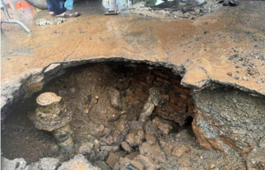 Nguyên nhân xuất hiện ‘h:ố t:ử th:ần’ khiến xe ô tô 7 chỗ ‘mắc cạn’ giữa đường đông đúc ở TP Hà Nội