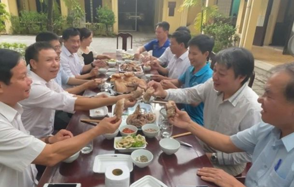 Cán bộ ngành thú y TP Huế quay clip ‘mukbang th:ịt h:eo’ gây chú ý trên MXH