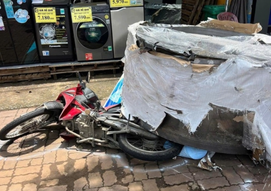 Hiện trường 2 cuộn thép hàng chục tấn rơi khỏi xe đầu kéo, đ:è bẹ:p dúm xe máy ở TP.HCM