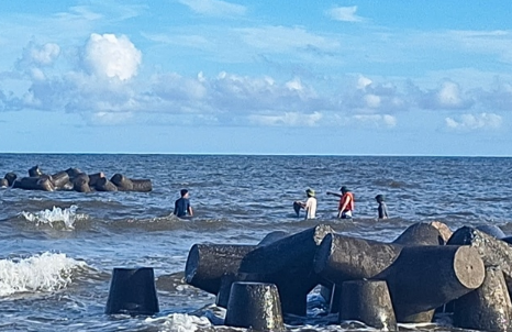 Bi kịch trên biển ở Ninh Bình: 3 bé trai rủ nhau đi tắm biển nhưng chỉ có 1 em trở về, 1 em tuvong, 1 em m:ất tí:ch