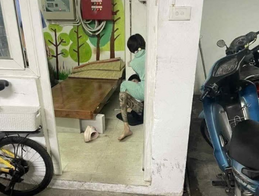 Chân dung cô gái mặc áo chống nắng tung liên hoàn cư:ớc thanh niên xăm trổ ở hầm gửi xe hiện đang gây s:ốt MXH