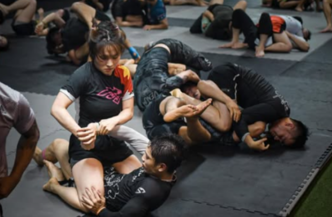 Anh xăm trổ xin lỗi cô gái MMA: ‘Từ nay không dám b:ắt n:ạt phụ nữ nữa, sợ lắm rồi, chừa thật rồi’