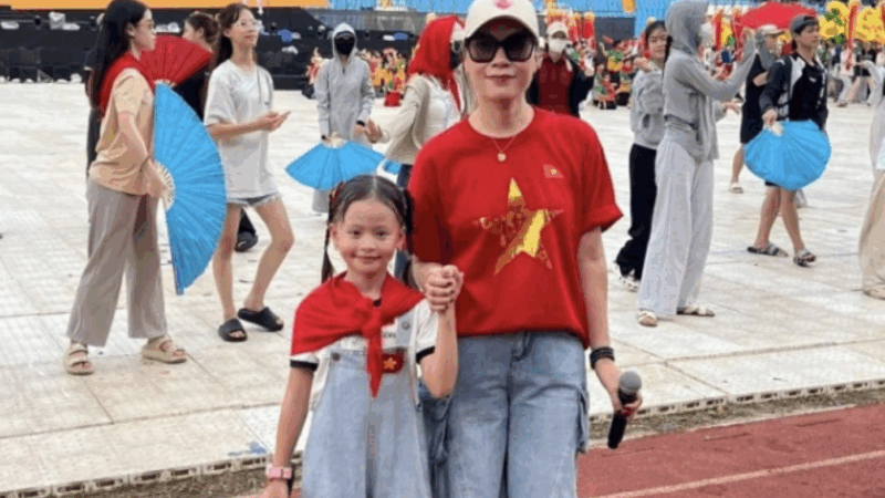 Gia thế cô bé 7 tuổi gây sốt khi hát cùng Mỹ Tâm, được hàng triệu người tìm thông tin sau Đại lễ A80