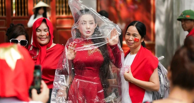 Vì sao không được đội mũ vào nhà thờ vụ Ngân 98, hóa ra lý do là như này?