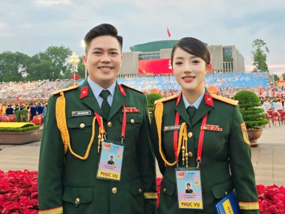 Thượng úy Lê Thị Ngọc Hân, thành viên tổ thuyết minh A80: Luyện giọng từ 5h30 sáng, xa 3 con nhỏ hàng tháng trời