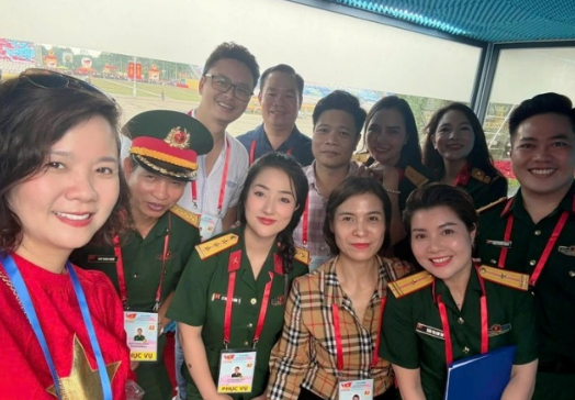 Điều đặc biệt về nam Thượng tá là tổ trưởng tổ thuyết minh ở Đại lễ A80, gây ấn tượng bởi giọng đọc hào sảng