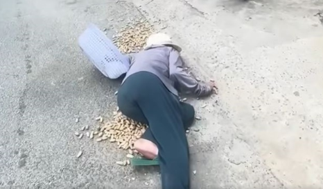 Xôn xao cờ nhíp cụ bà bị ‘bắt tại trận’ liên tục giả vờ ngã ra đường, nghi để nhận tiền của người đi đường
