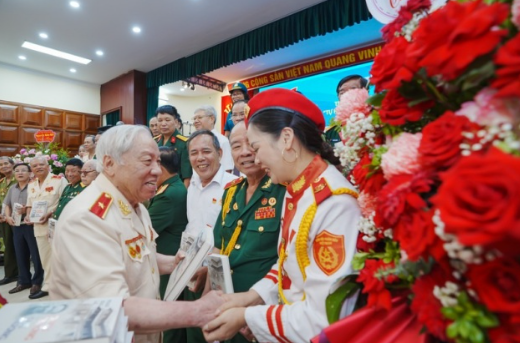 Gia đình cực hiếm ở Việt Nam có hai mẹ con đều là anh hùng, hai cha con đều là tướng công an