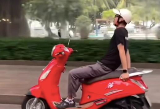 Công an vào cuộc xác minh danh tính người đàn ông liều lĩnh thả 2 tay lái xe máy giữa phố Nha Trang: Lên phường ngay nhé