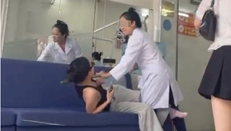 Rõ tình hình người phụ nữ sau khi bị chủ cơ sở nha khoa b:ó::p c:ổ, đ::á:nh đ::ậ:p, công an thông tin n::ó:ng về vụ việc