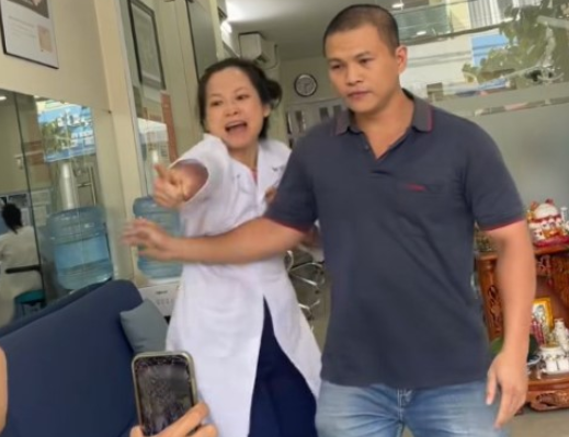 Cô gái kể lúc bị chủ cơ sở nha khoa h:à:nh hu:ng ở TPHCM