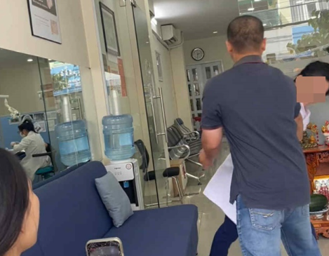 Không chỉ cô gái và bạn bị chủ nha khoa t:ấ:n cô:ng, người đàn ông được cho là chồng bác sĩ cũng bị hà:nh hu:ng